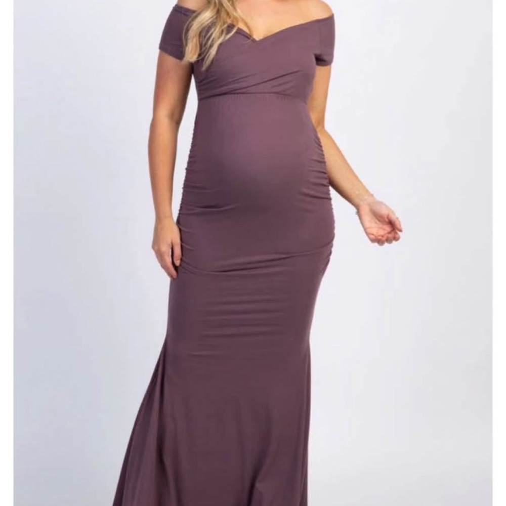 Maternity dress perfect for photo shoot or bridal shower. Wore for 30 mins